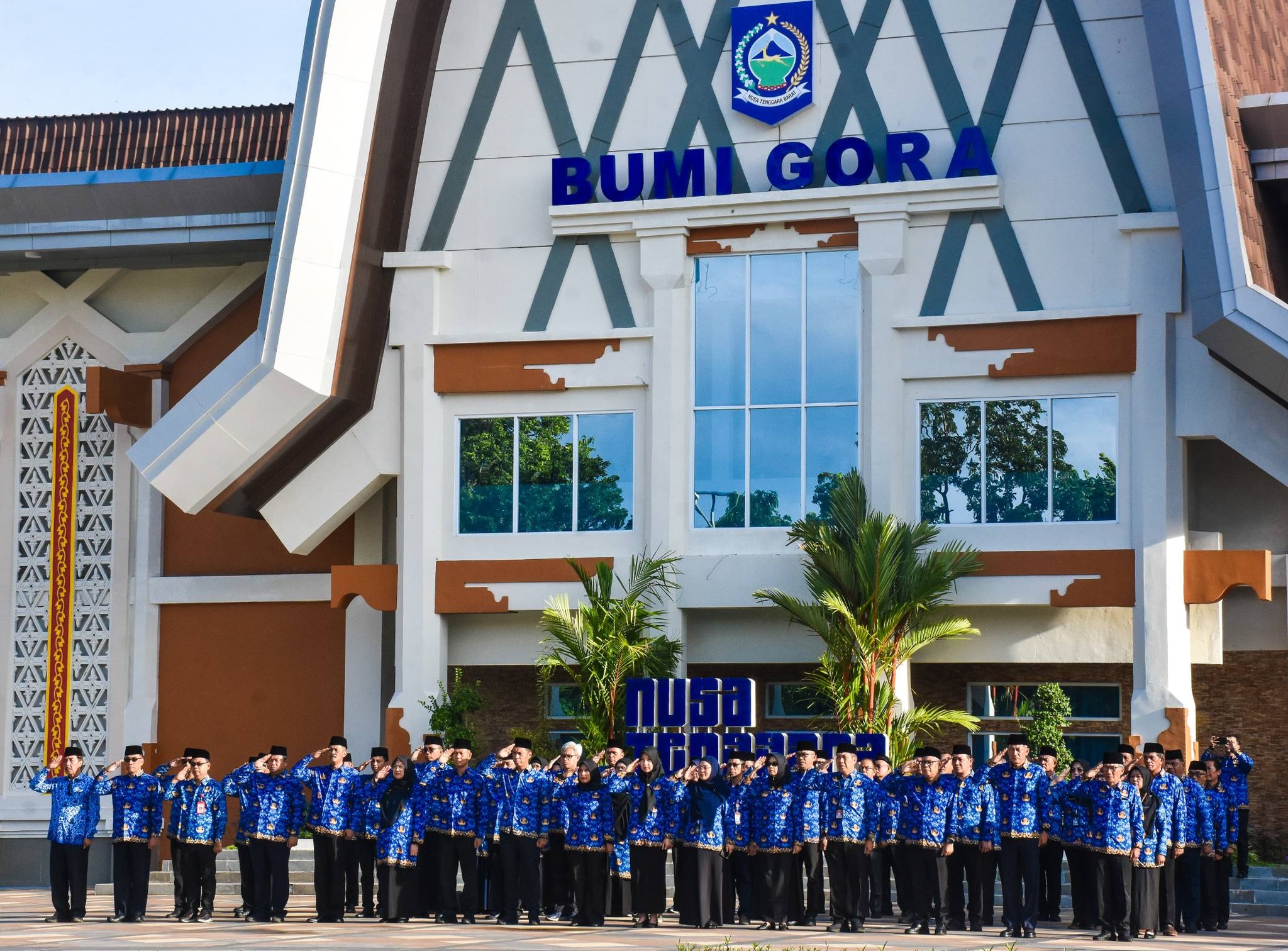 JABATAN STRATEGIS: Kepala OPD lingkup Pemprov NTB saat mengikuti upacara Hari Kesadaran Nasional di Lapangan Bumi Gora, Kantor Gubernur NTB, Senin, (19/1).