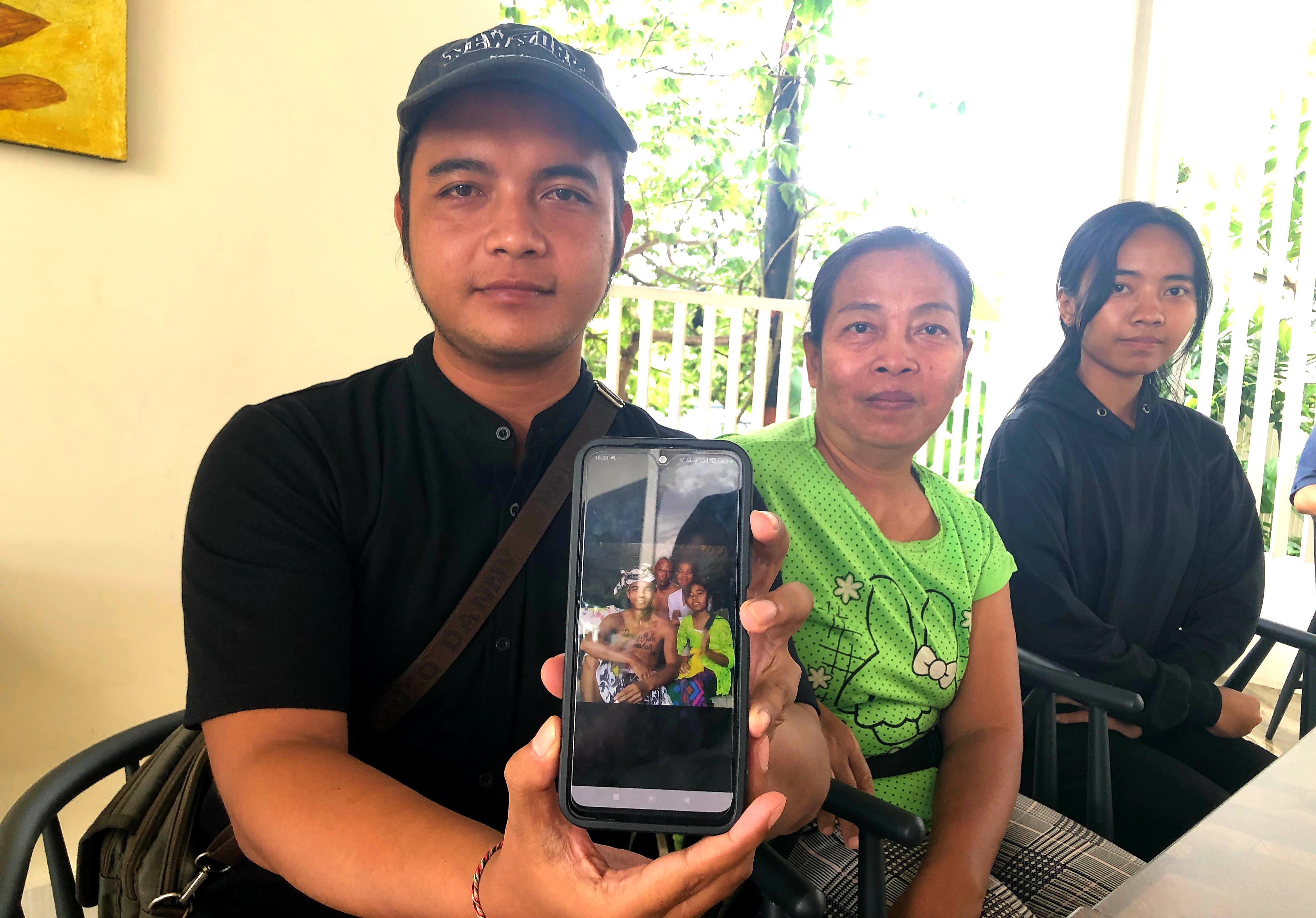 KLARIFIKASI: Ida Bagus Putu Prayogi (kiri) bersama ibunya Desak Putu Swastuti dan adiknya Ida Ayu Made Savera menunjukkan fotonya saat bersama Ida Made Arka.