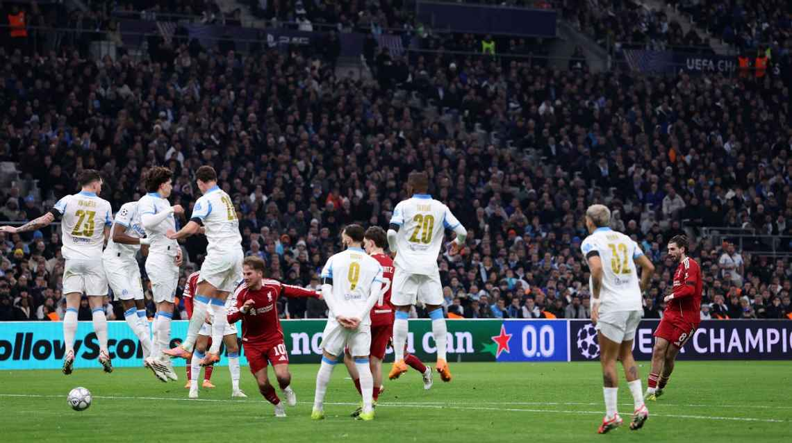 Tendangan bebas Dominik Szoboszlai meluncur di bawah pagar hidup Marseille untuk membawa Liverpool unggul. (Justin Setterfield/Getty Images)