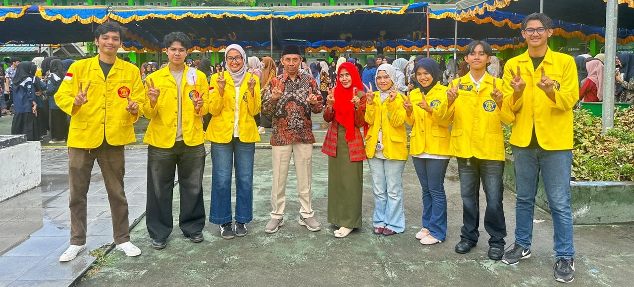 Kepala MAN 2 Mataram Sumber Hadi (pakai peci) bersama alumni yang kini kuliah di UI pada Expo Kampus di madrasah setempat, Rabu (21). Expo Kampus MAN 2 Mataram 2026, perkuat motivasi siswa tembus PTN