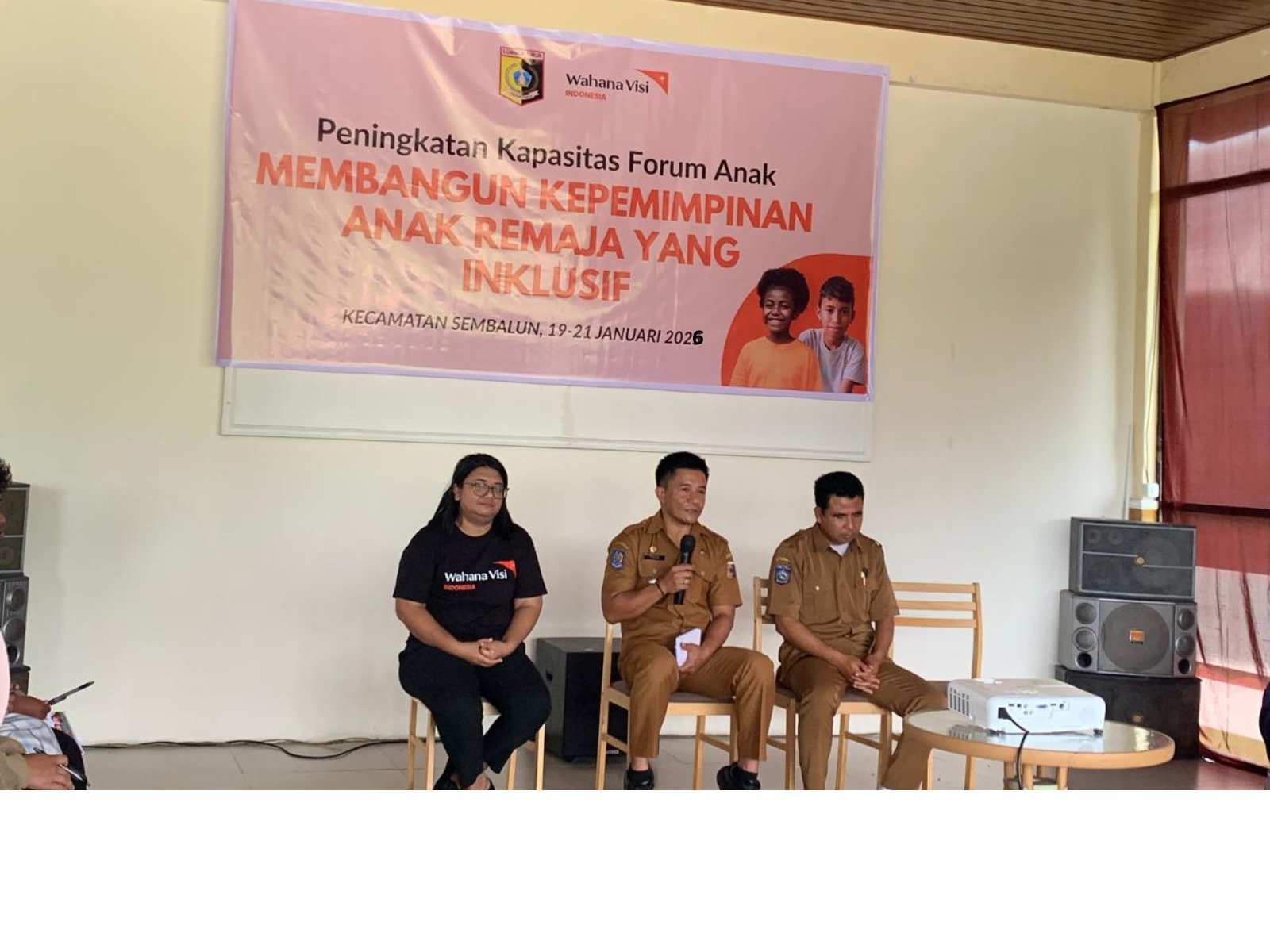 PELATIHAN MKARI: Camat Sembalun Suherman bersama fasilitator memberikan materi pelatihan Membangun Kepemimpinan Anak Remaja yang inklusif kepada Forum Anak Sembalun