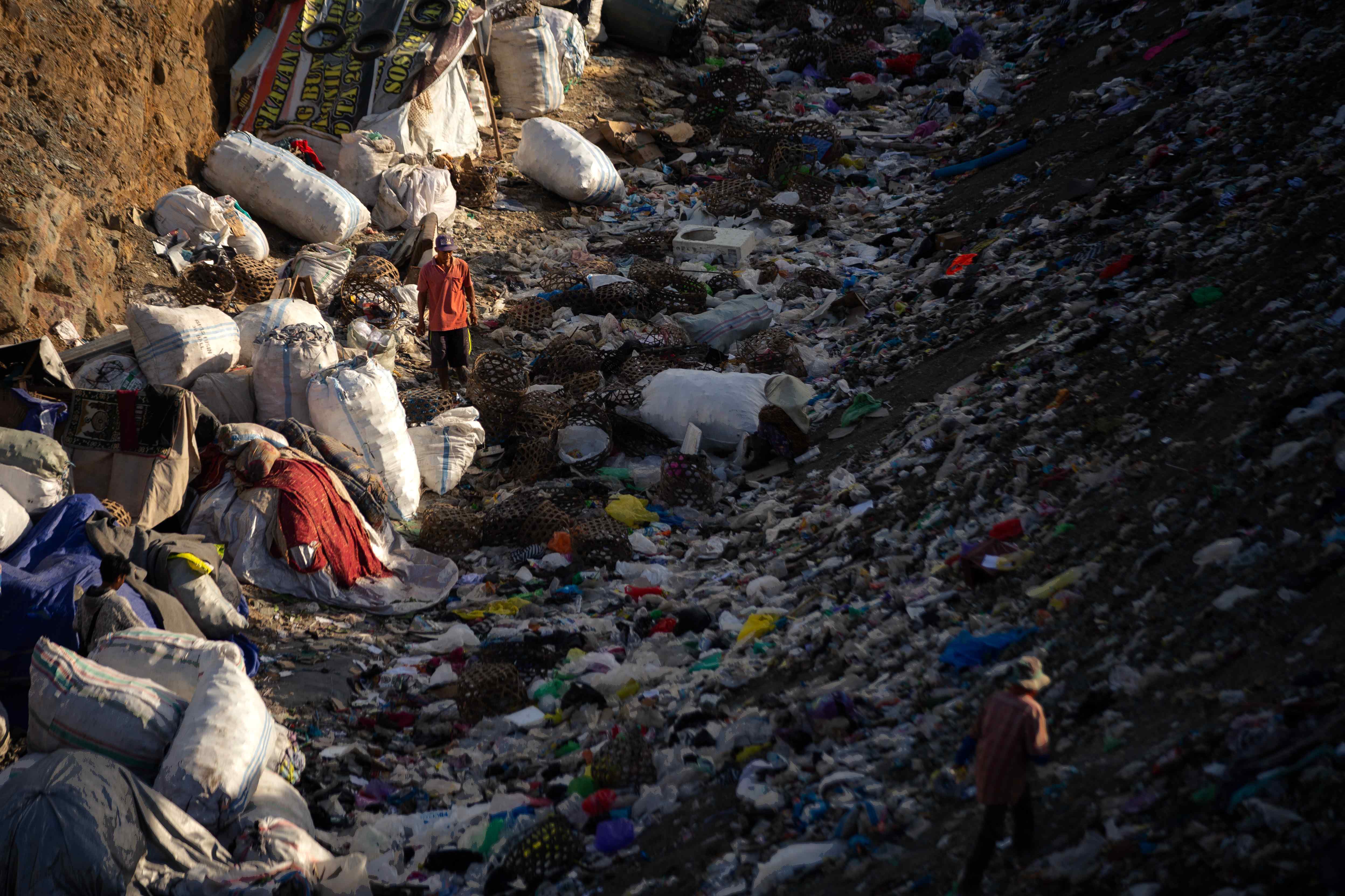 MENCARI NAFKAH: Seorang pemulung terlihat sedang memungut sampah, sambil berusaha memilahyang masih bisa digunakan atau didaur ulang, di landfill 2 TPAR Kebon Kongok, beberapa waktu lalu.