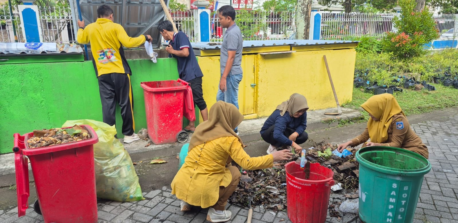 Guru SMPN 15 Mataram memilah sampah di halaman sekolah setempat, belum lama ini. GSS SMPN 15 Mataram sukses tekan sampah plastik, dari 13 troli turun ke 3 troli sampah.