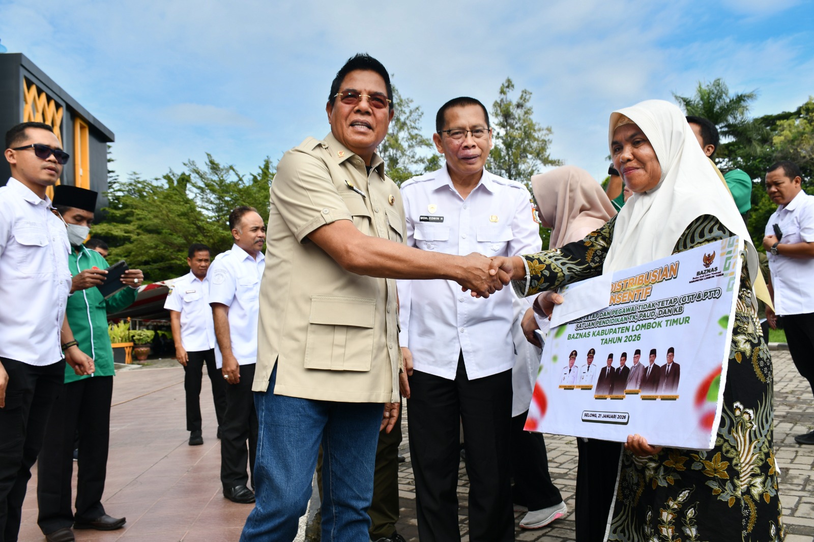 INSENTIF GURU: Bupati Lombok Timur Haerul Warisin saat menyerahkan bantuan insentif bagi guru-guru TK dan PAUD Lotim di halaman kantor bupati, Rabu (21/1).