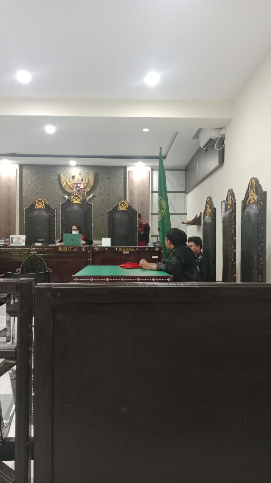 AJUKAN RJ: Penasihat Hukum para terdakwa yang diduga merusak gedung DPRD NTB saat demo lalu mengajukan berkas RJ, kemarin (21/1).