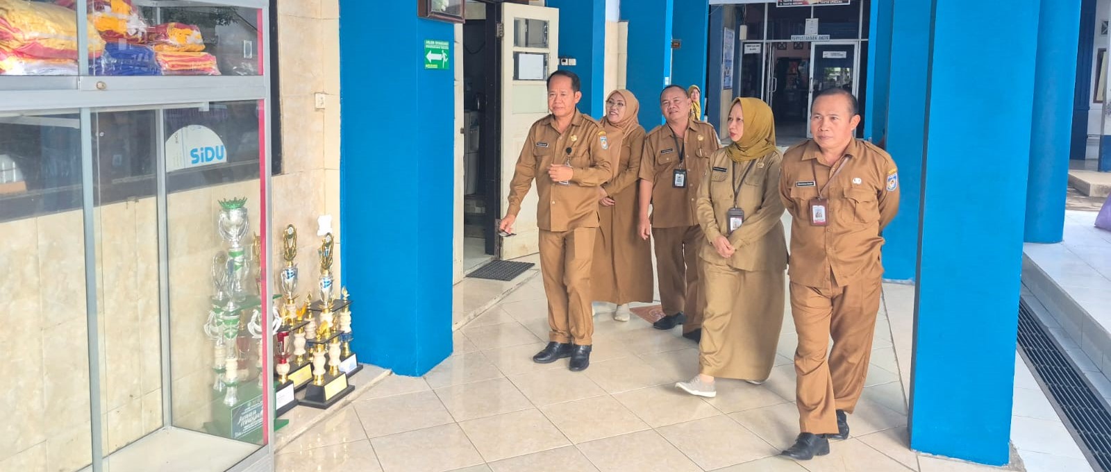 Kepala Disdik Kota Mataram Yusuf (kiri) memantau uji coba Lima Hari Sekolah, pekan lalu. Lima Hari Sekolah Mataram didukung MBG, hasil uji coba positif.
