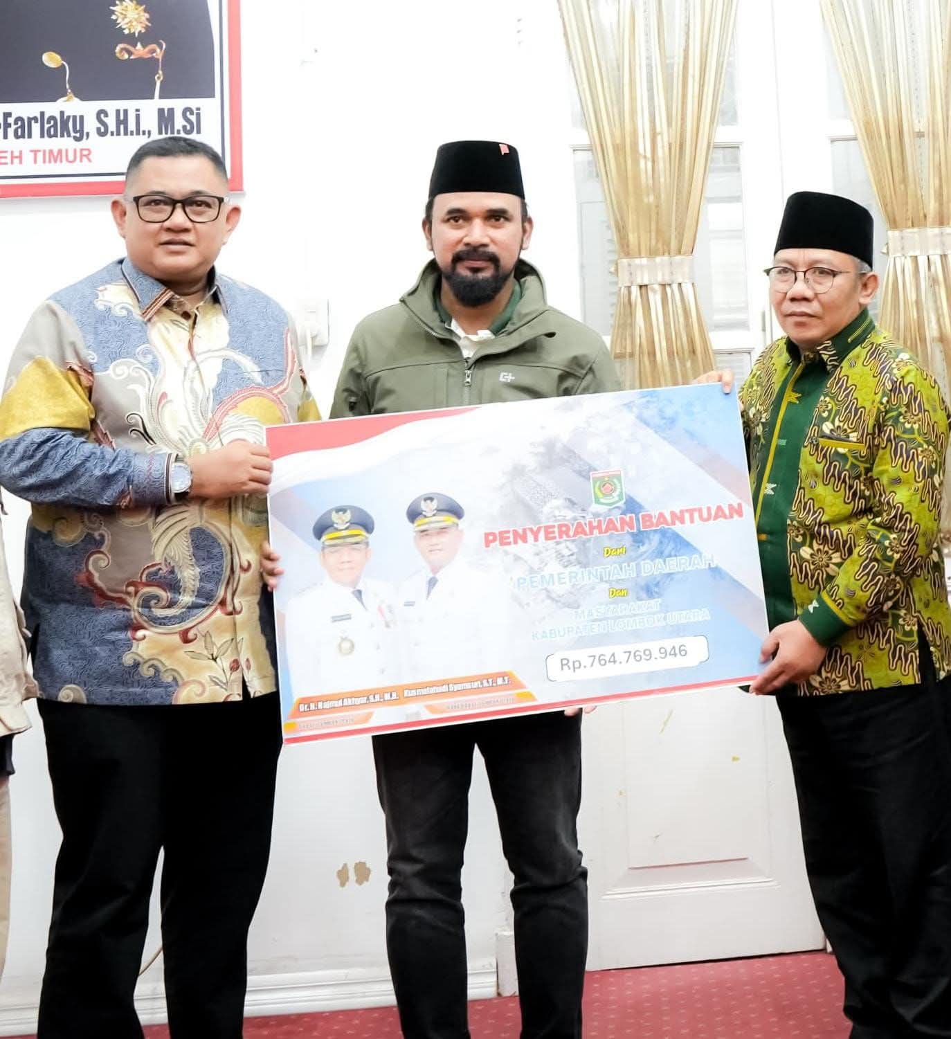 SOOIDARITAS: Bupati KLU Najmul Akhyar (kanan) dan Wakil Bupati Kusmalahadi Syamsuri (kiri) menyerahkan donasi kepada Bupati Aceh Timur