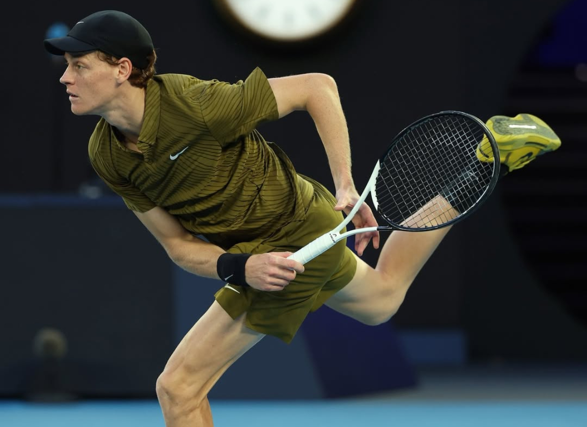 Jannik Sinner melaju mulus ke babak ketiga Australian Open 2026 usai mengalahkan James Duckworth dan memuji sentuhan ajaib drop shot Carlos Alcaraz.