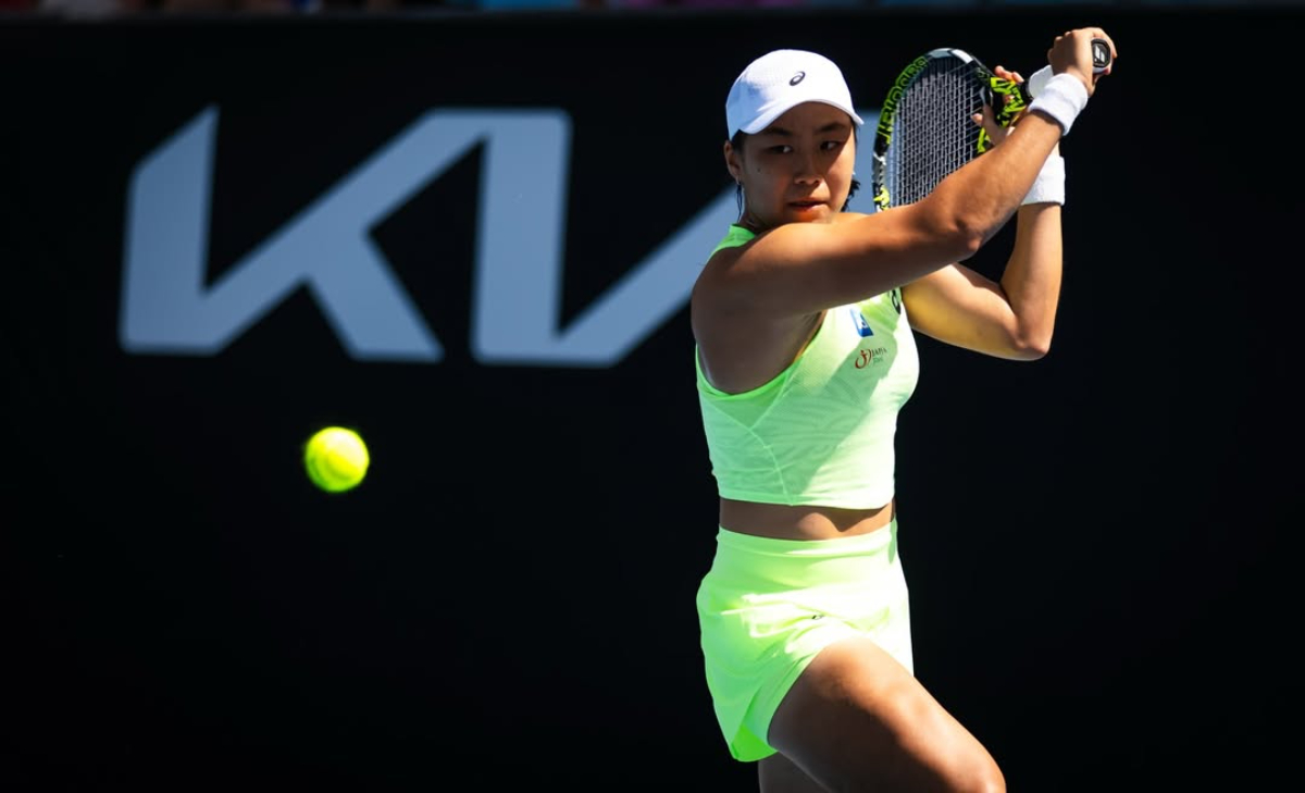 Langkah Janice Tjen terhenti di Australian Open 2026 usai kalah dari Karolina Pliskova yang bangkit dari cedera dan melaju ke babak ketiga.