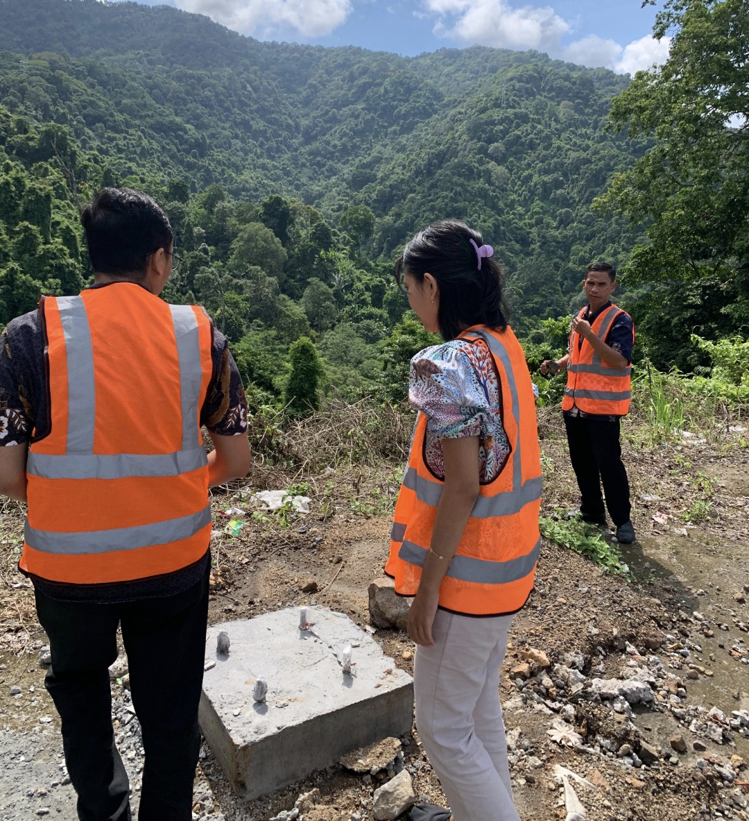 Petugas Dinas Perhubungan (Dishub) NTB memasang lampu penerang jalan umum (PJU) di wilayah Pusuk, Pemenang, Kabupaten Lombok Utara (KLU), Desember 2025 lalu.
