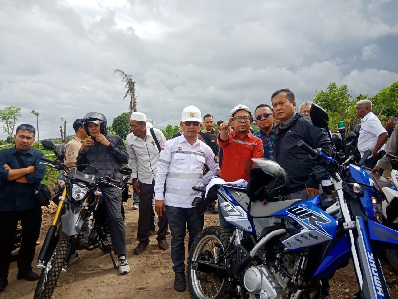 KUNJUNGAN: Gubernur NTB Lalu Muhamad Iqbal bersama Bupati Sumbawa H. Syarafuddin Jarot saat meninjau jalur lintas Moyo, Rabu (21/1).