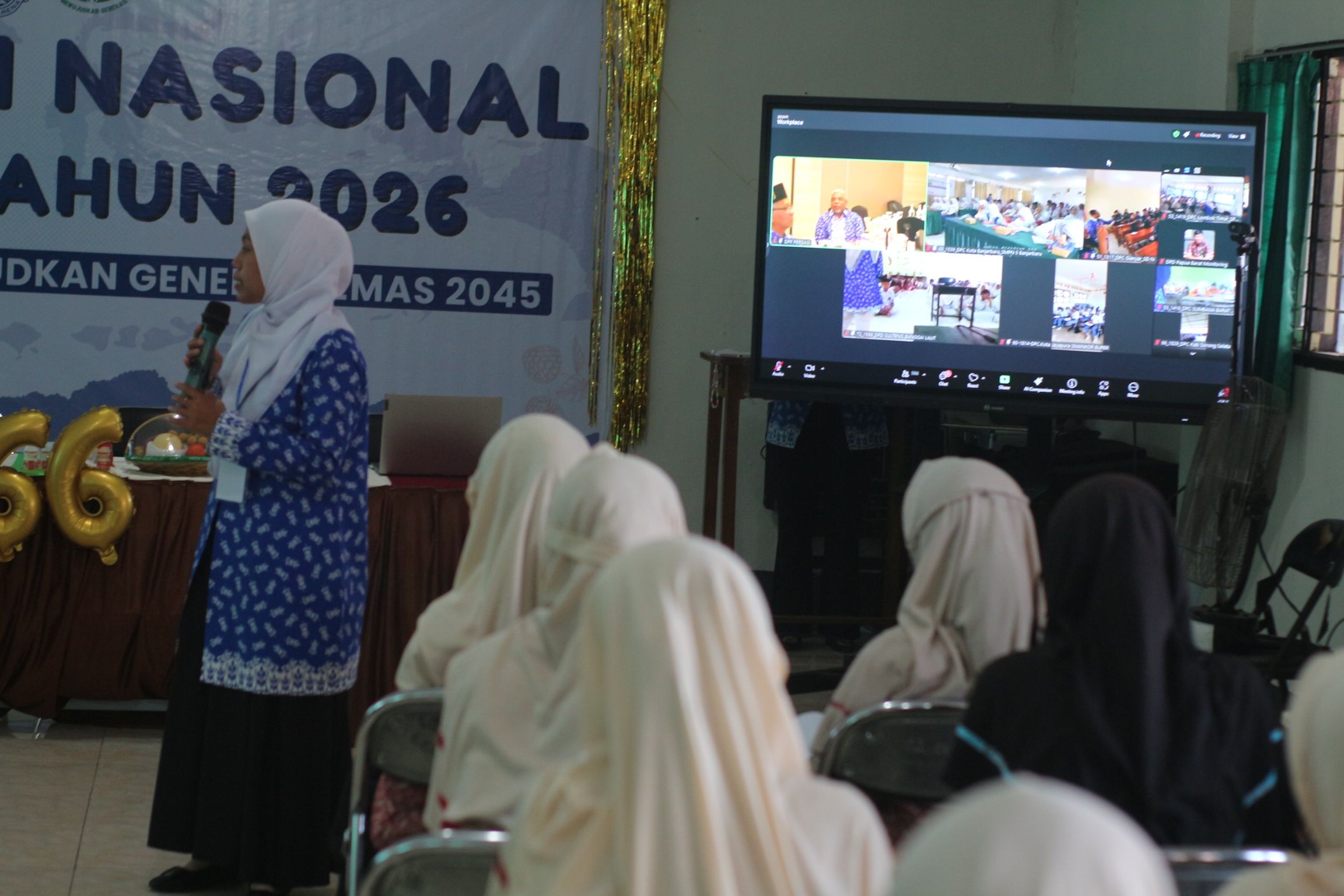 MAKAN BERGIZI: Salah satu anggota Persagi Lotim saat menjelaskan tentang manfaat mengonsumsi makanan bergizi dan sehat kepada siswa-siswi SMPN 1 Selong.