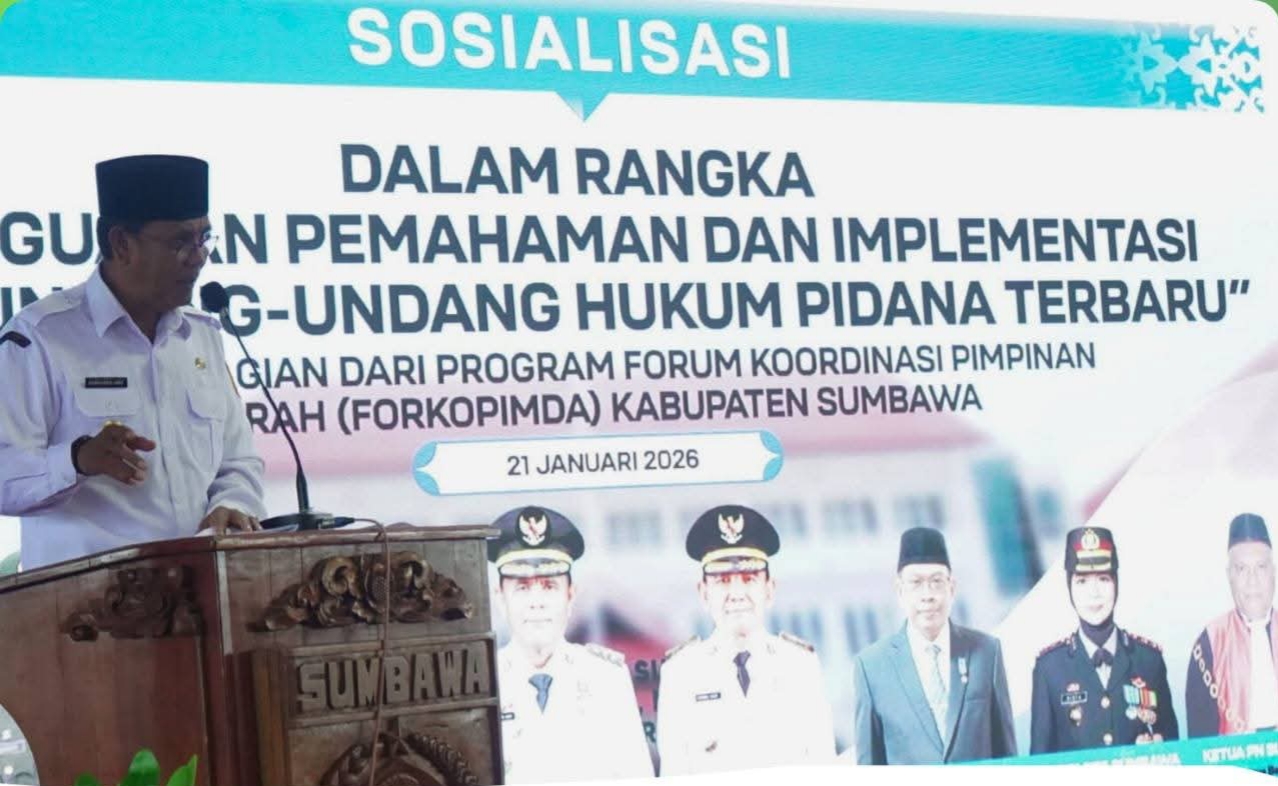 Bupati Sumbawa Syarafuddin Jarot membuka sosialisasi KUHP Baru, Rabu (21/1).