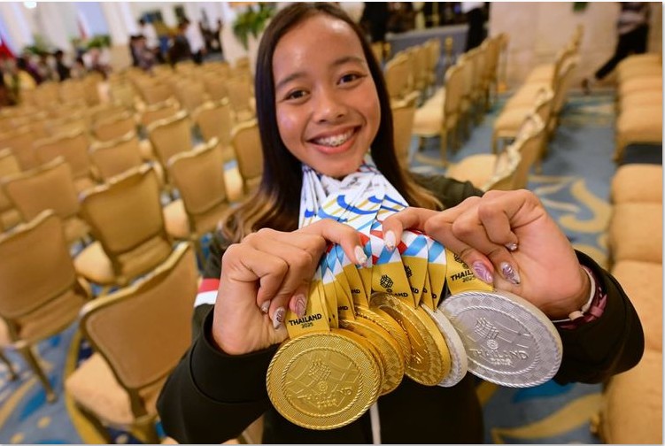 BUAH KERJA KERAS: Martina Ayu Pratiwi menunjukkan lima emas dan dua perak yang diperolehnya di SEA Games 2025.