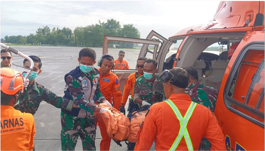 EVAKUASI: Tim SAR membawa jenazah korban jatuhnya Pesawat ATR 42-500.