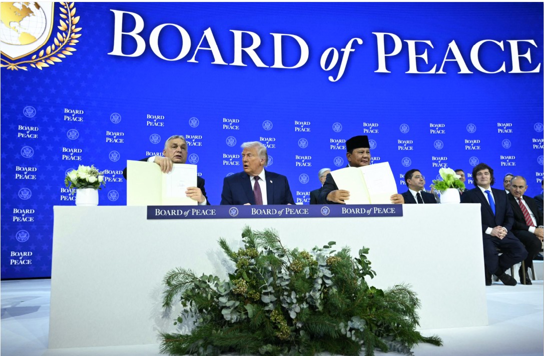BOARD OF PEACE: Perdana Menteri Hungaria Viktor Orban (kiri) dan Presiden Indonesia Prabowo Subianto (kanan) memegang piagam pendirian yang telah ditandatangani di samping Presiden AS Donald Trump.