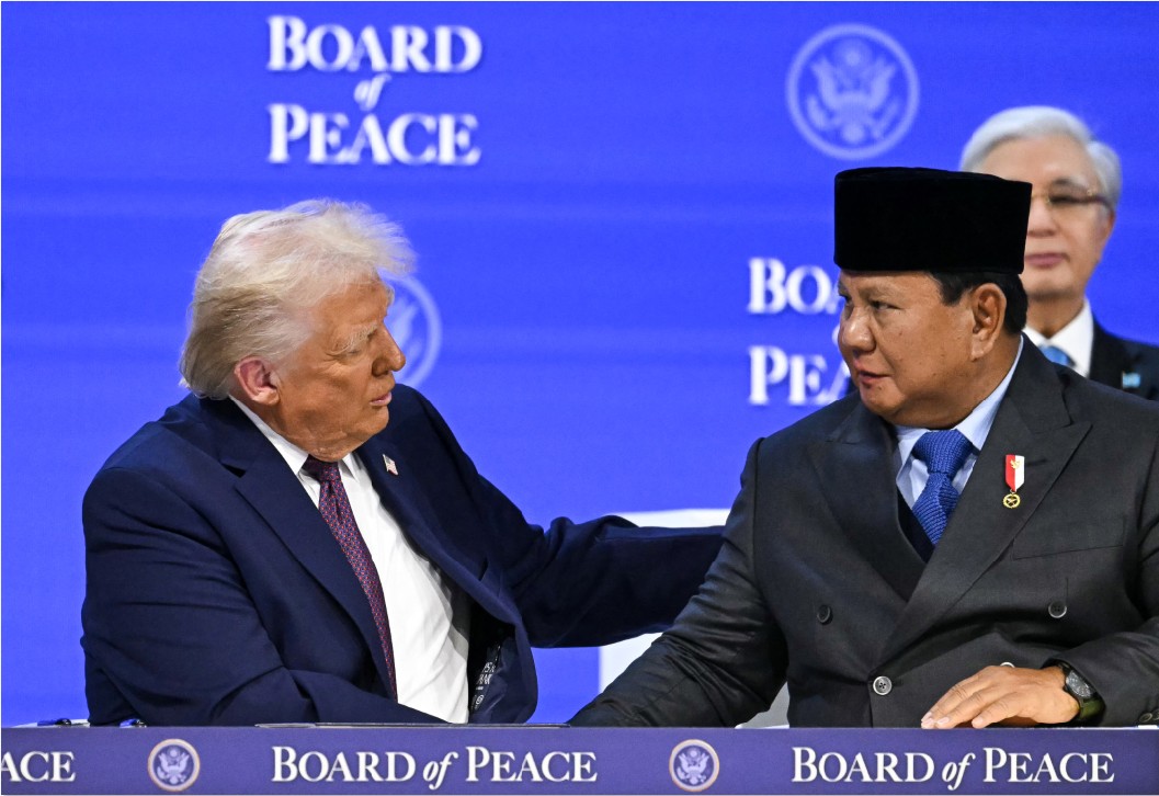 AKRAB: Presiden AS Donald Trump (kiri) berjabat tangan dengan Presiden RI Prabowo Subianto pada pertemuan