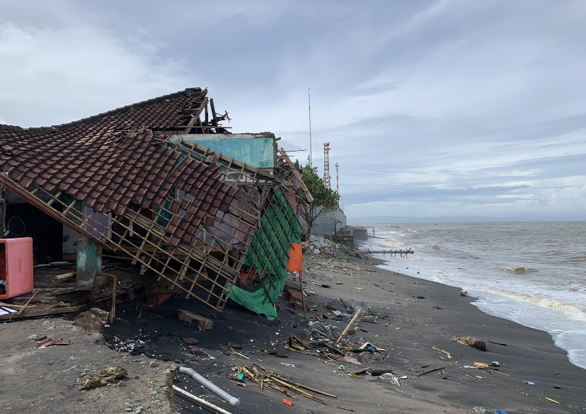 Puing puing sisa rumah wrga pesisir ampenan yang dihantam gelombang banjir rob