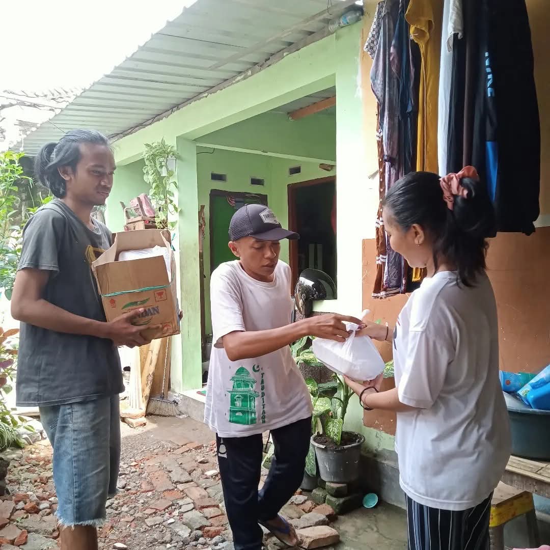 Anggota komunitas Tau Ditaqn saat membagikan makanan pada warga di momen Jumat Berbagi, beberapa waktu lalu.