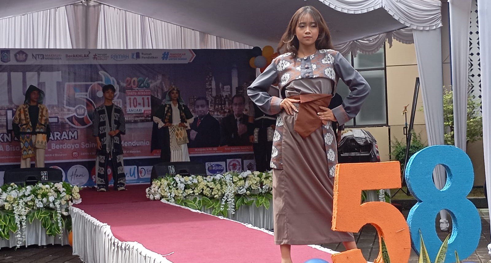 Siswa SMKN 4 Mataram memamerkan koleksi pakaian yang didesainnya pada hari ulang tahun sekolah. Adaptif perubahan industri dan kebutuhan global, SMKN 4 Mataram jadi pusat pendidikan pariwisata unggul.