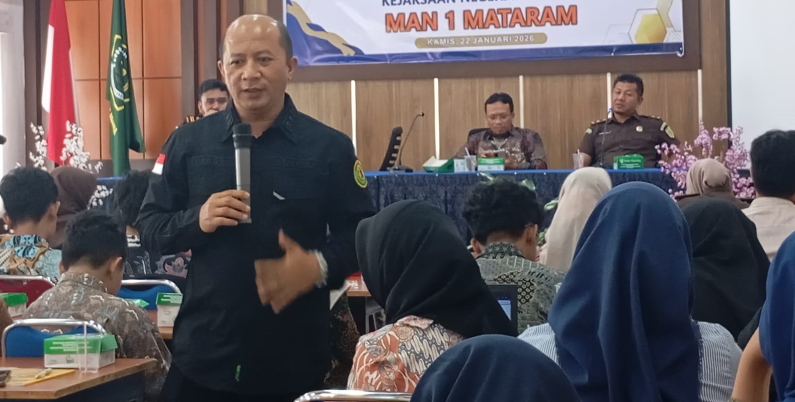 Kasi Intelijen Kejari Mataram Muhammad Harun Al Rasyid (berdiri) memberikan edukasi hukum bagi para siswa MAN 1 Mataram di aula madrasah setempat, Kamis (22/1). Jaksa cegah kenakalan remaja lewat JMS.