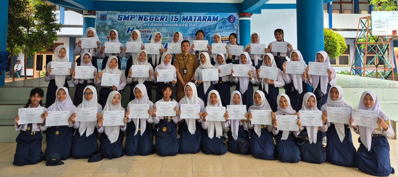 Siswa yang tergabung dalam Gita Libels menunjukkan sertifikat yang diraih pada Lomba Pianika Nasional 2025 cabang Ensambel Pianika tingkat SMP.