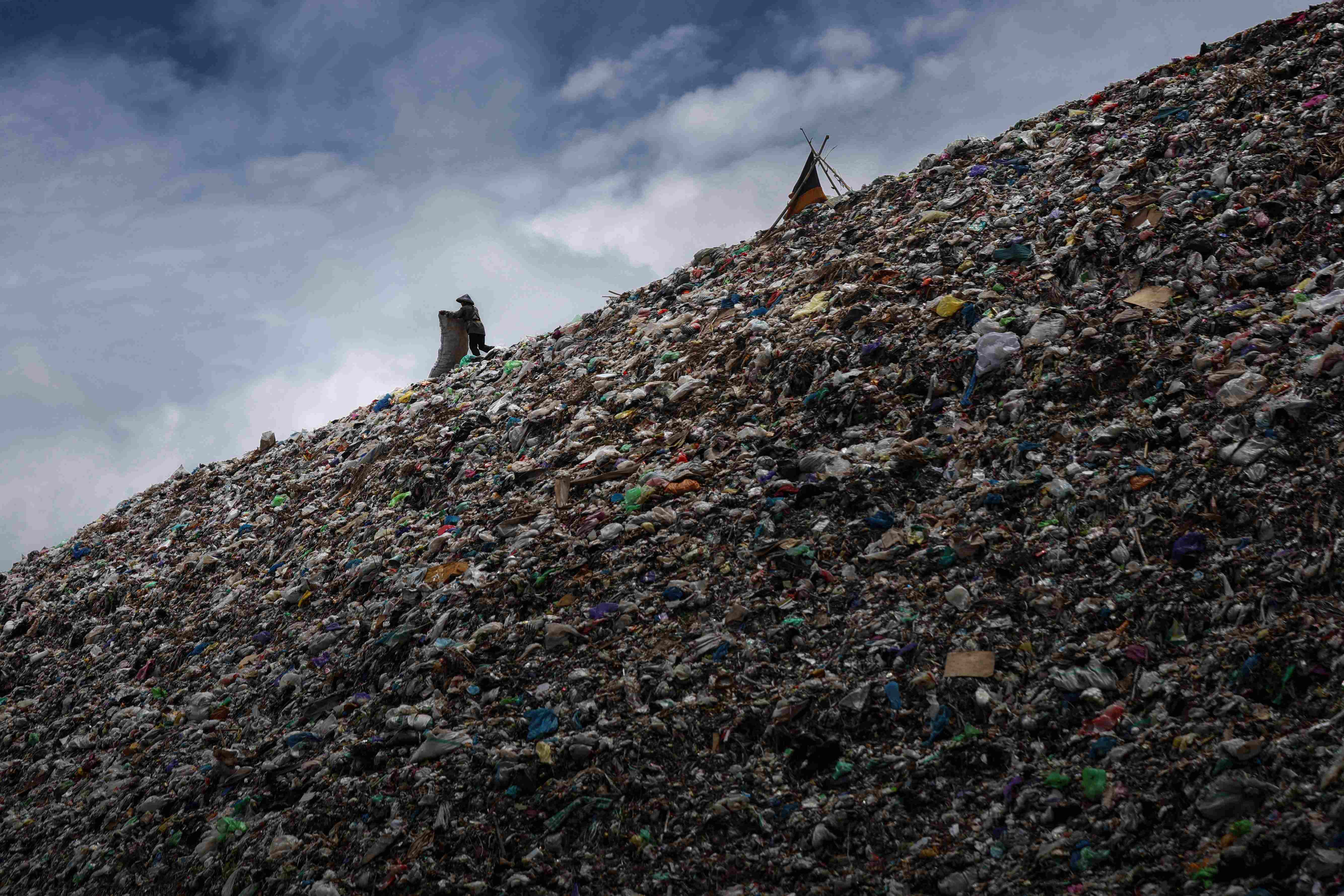 PILAH SAMPAH: Aktivitas pemulung saat mencari barang bernilai ekonomis di gunungan sampah TPAR Kebon Kongok, beberapa waktu lalu.