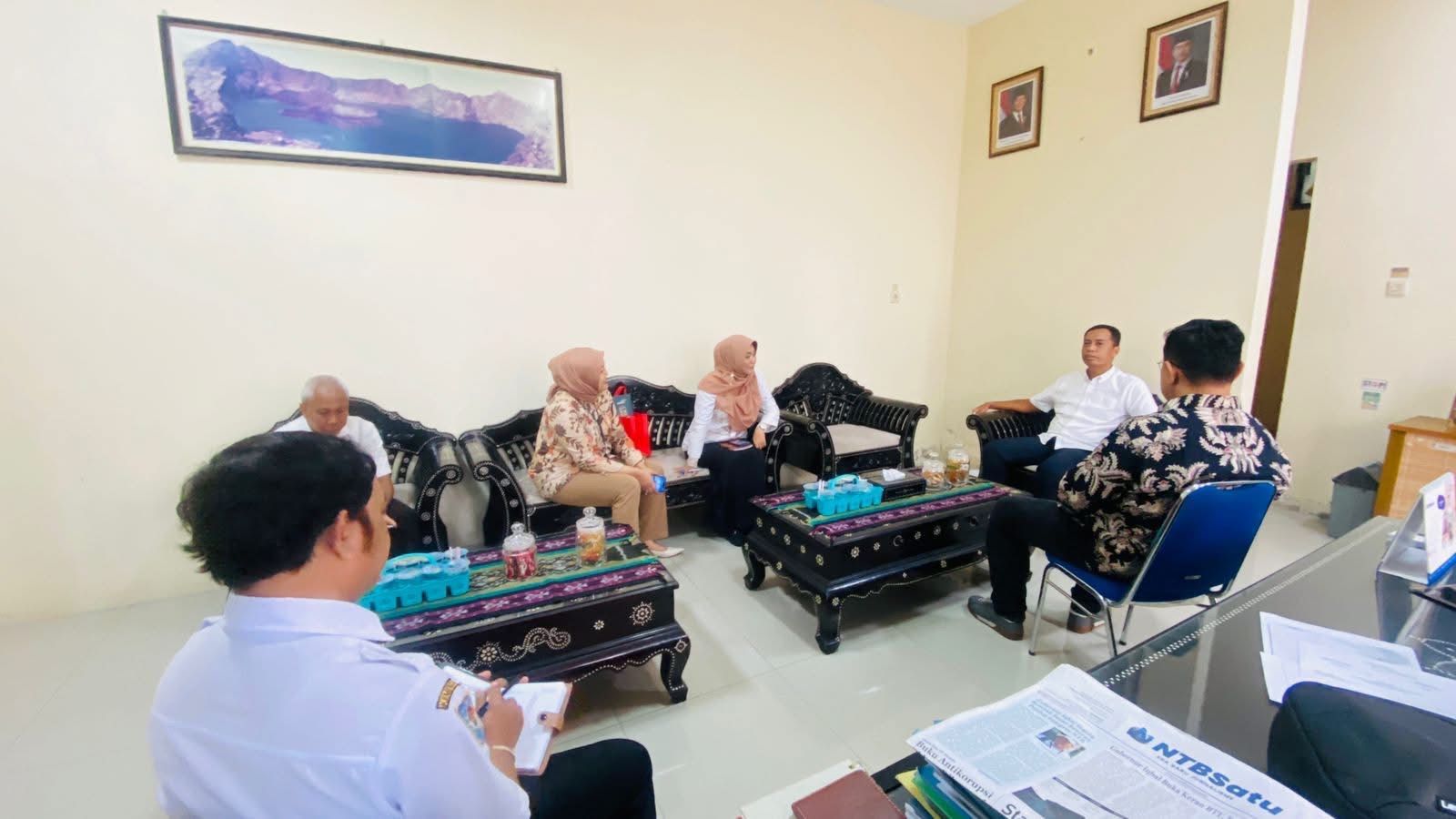 MATANGKAN KOLABORASI: Suasana pertemuan antara Bank Mandiri dan DKUKM NTB di Mataram, Kamis (22/1).