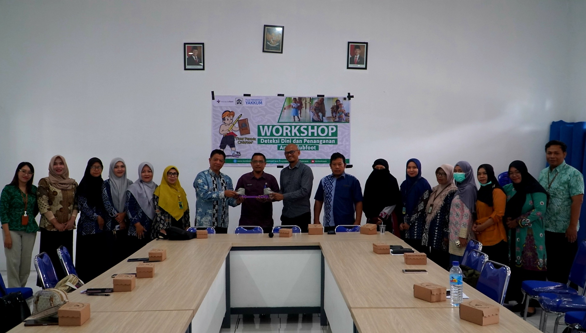 DISABILITAS: Yayasan LombokCare bersama Pemerintah Kecamatan Batulayar dan Gunungsari dan pihak puskesmas sosialisasi terkait penanganan kaki pengkor di Aula Kantor Camat Batulayar, Kamis (22/1).