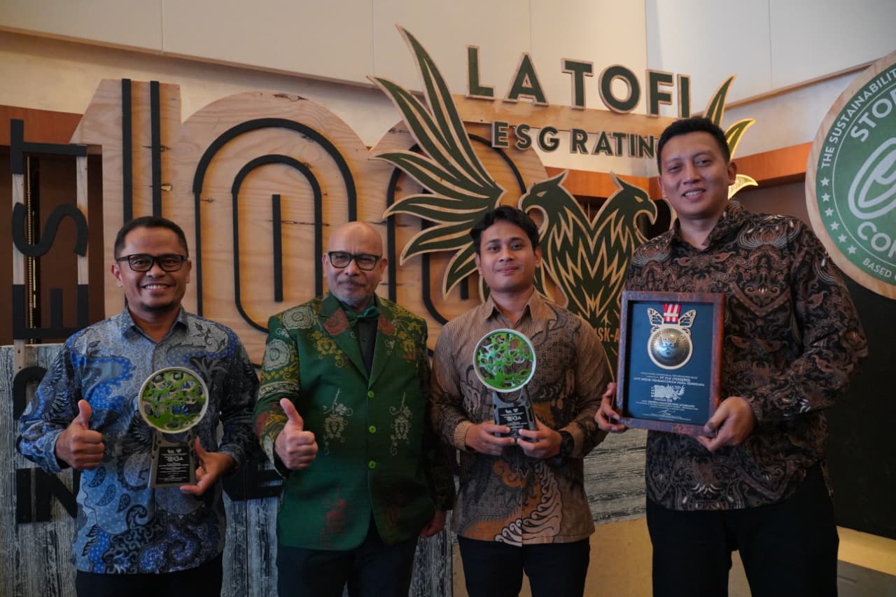 Founder & Chairman La Tofi School of Social Responsibility, La Tofi, bersama perwakilan tim Komunikasi dan TJSL PT PLN (Persero) UIP Nusra dalam ajang Indonesia Green Awards (IGA) 2026