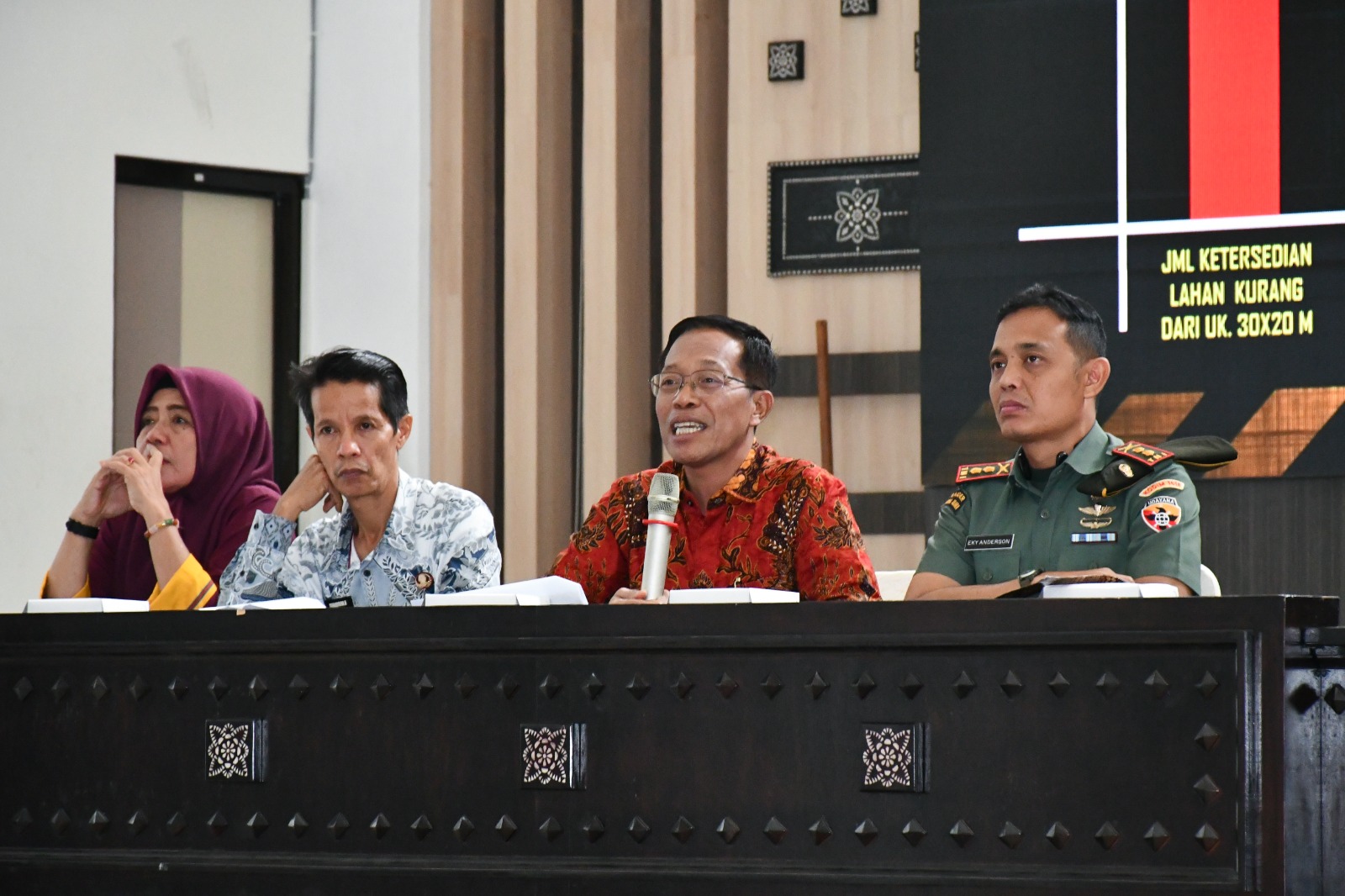 KOPERASI DESA: Sekretaris Daerah (Sekda) Lotim bersama Dandim 1615 Lotim saat memimpin rapat koordinasi bersama seluruh kepala desa untuk percepatan pembangunan koperasi Desa/Kelurahan Merah Putih