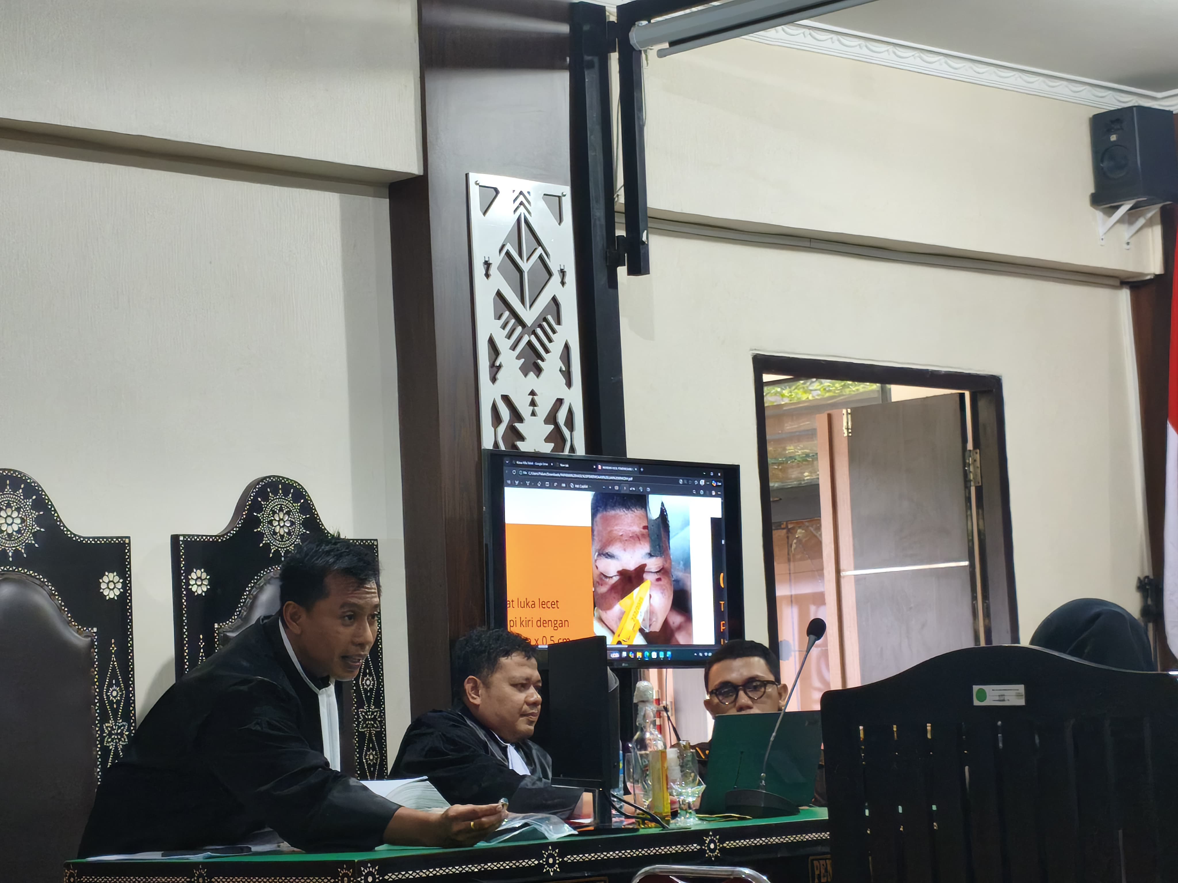 INI BARANG BUKTINYA: JPU Budi Muklish menunjukkan barang bukti cincin akik milik terdakwa Ipda Aris Chandra di hadapan majelis hakim di Pengadilan Negeri (PN) Mataram, Kamis(22/1).