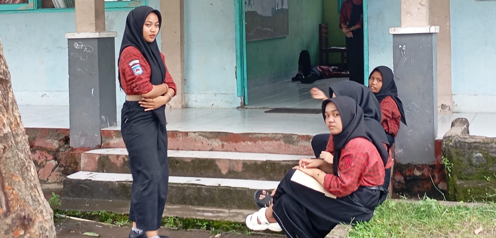 Siswa SMPN 16 Mataram menunggu jam pelajaran di sekolah setempat, Rabu (21/1). Sekolah di Mataram tancap gas persiapan TKA, literasi numerasi digenjot.