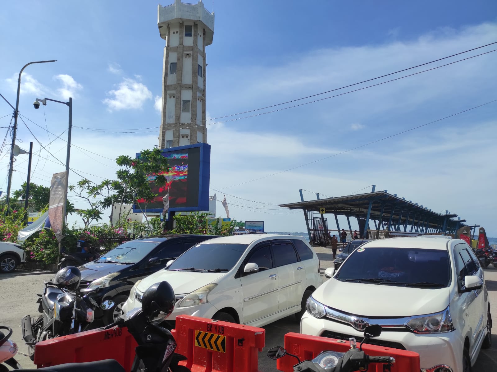 PARKIR: Sejumlah kendaraan milik anggota Koperasi Wisnuman terparkir di Pelabuhan Bangsal, beberapa waktu lalu.