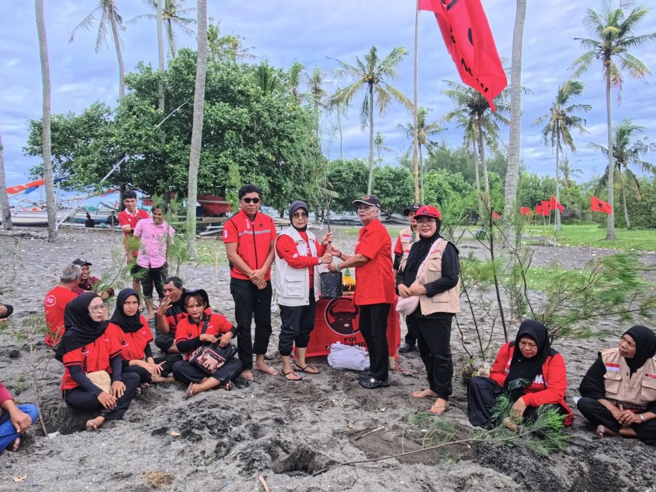 Ketua BAGUNA NTB Nyayu Ernawati, Ketua DPC PDI Perjuangan Kota Mataram I Gde Wiska, dan anggota   menanam pohon cemara udang di pantai Bintaro.