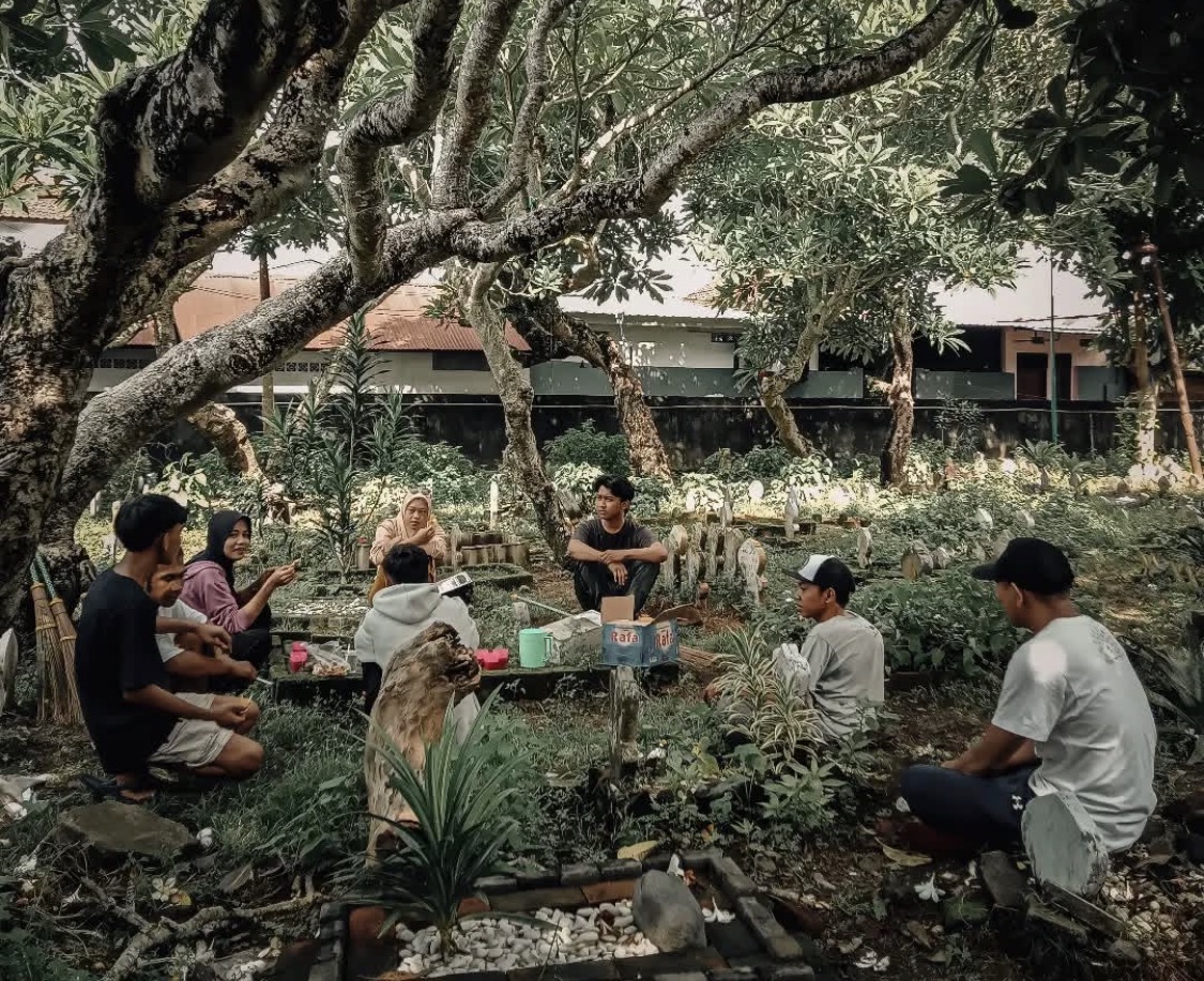 Anggota komunitas Tau Ditaqn tengah berdiskusi untuk berbagai kegiatan sosial di Karang Taliwang, beberapa waktu lalu.
