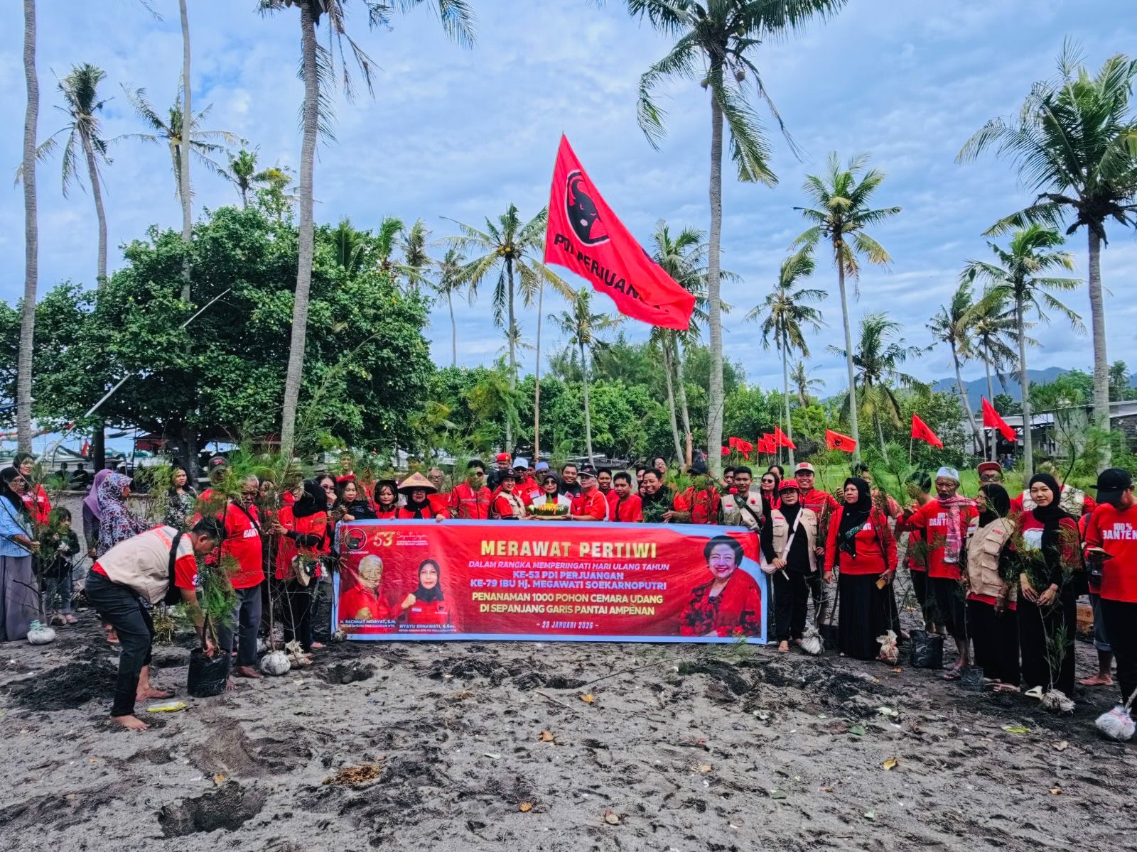 Baguna NTB dan Kader PDIP NTB saat berfoto bersama dalam aksi menaman pohon cemara udang di pantai Bintaro.