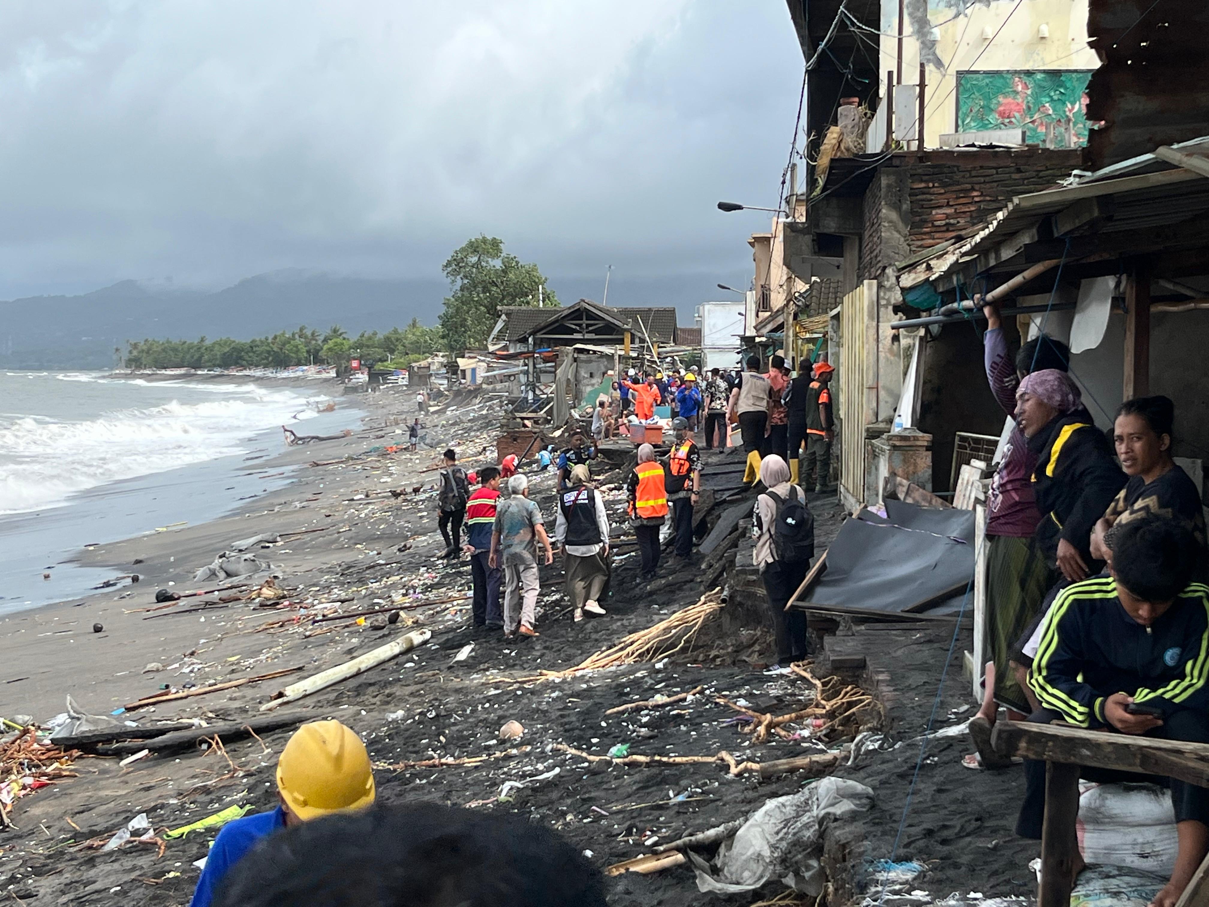 Abrasi mengikis pesisir pantai Ampenan di kawasan Kampung Bugis, dalam semalam.