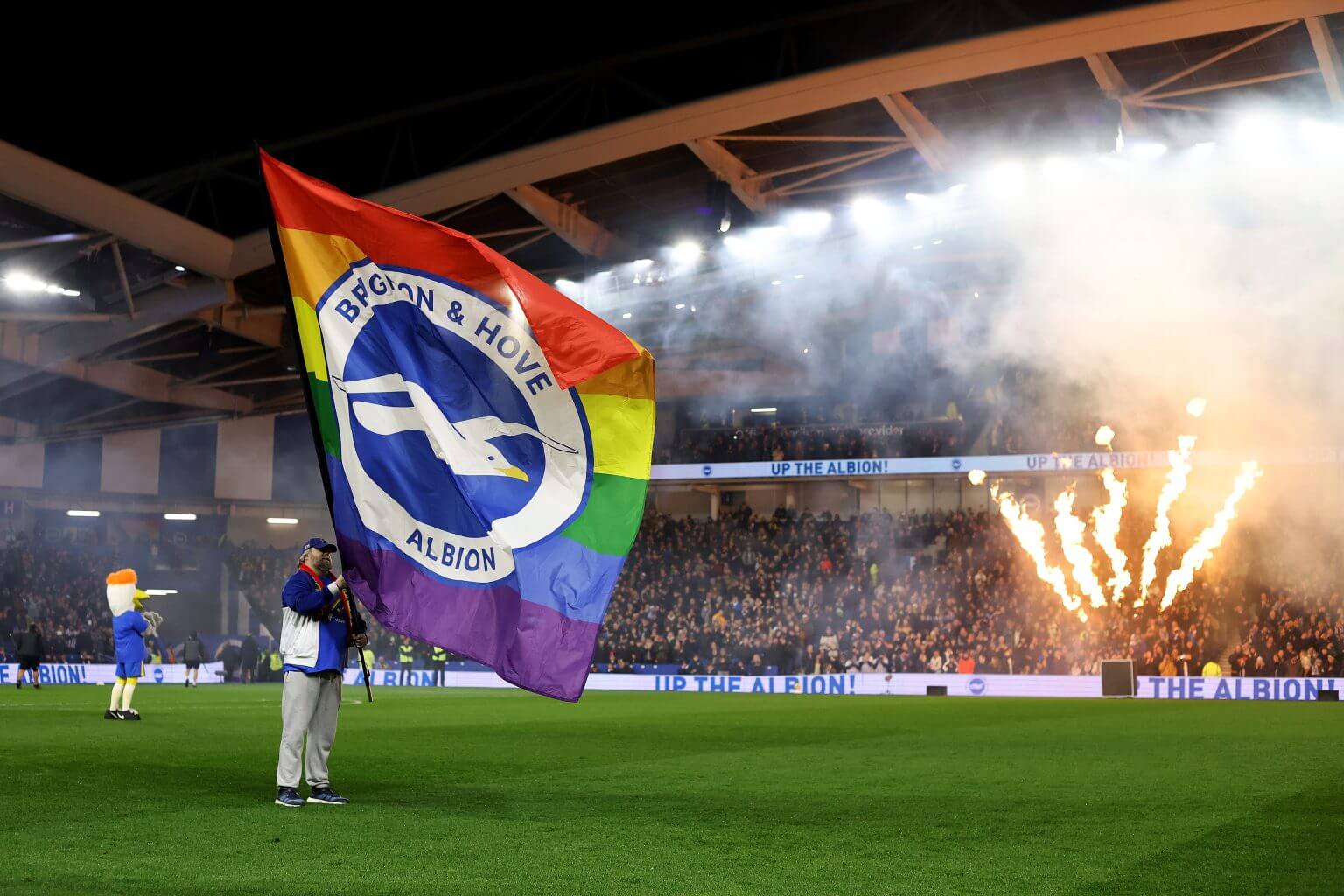 Premier League luncurkan kampanye LGBTQ+ &ldquo;With Pride&rdquo; 6&ndash;13 Februari dengan fokus visibilitas di stadion, tanpa wajib atribut pribadi pemain.