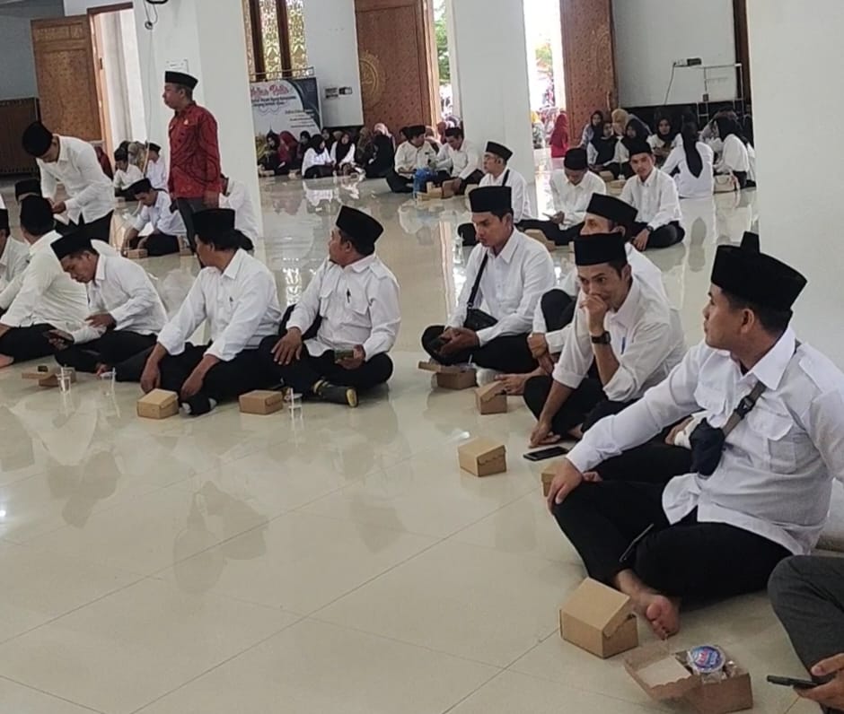 BELUM DIGAJI: Para tenaga PPPK Paruh Waktu saat menghadiri pembagian SK di Islamic Center Lombok Utara