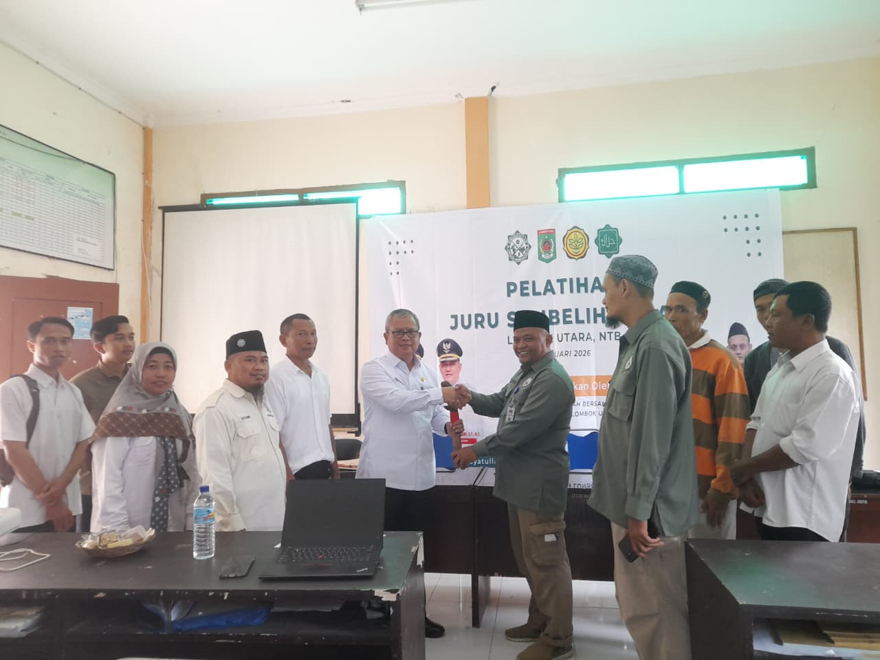 TINGKATKAN KAPASITAS: Para juru sembelih menerima penghargaan usai mengikuti pelatihan juru sembelih halal