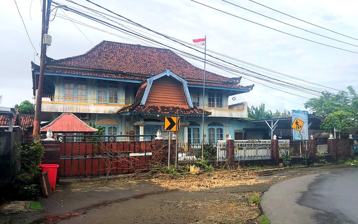 MASIH DISEGEL: Kantor Desa Kebon Ayu hingga Kamis (22/1) masih disegel warga yang mengklaim sebagai ahli waris.