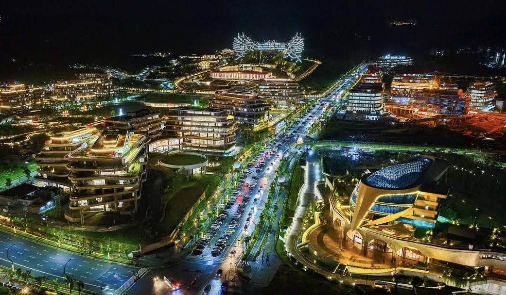 Lampu-lampu menyala di jantung Ibu Kota Nusantara, menandai kota yang perlahan hidup&mdash;modern, tertata, dan tumbuh di tengah hutan Kalimantan. Di sinilah masa depan pemerintahan Indonesia mulai bernapas