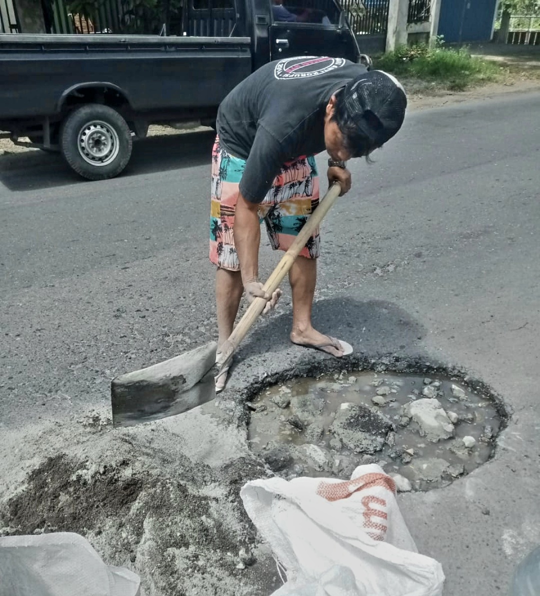 Warga memperbaiki sendiri jalan rusak di ruas jalan provinsi Praya-Keruak di Desa Batunyala, Kecamatan Praya Tengah, Kabupaten Lombok Tengah.
