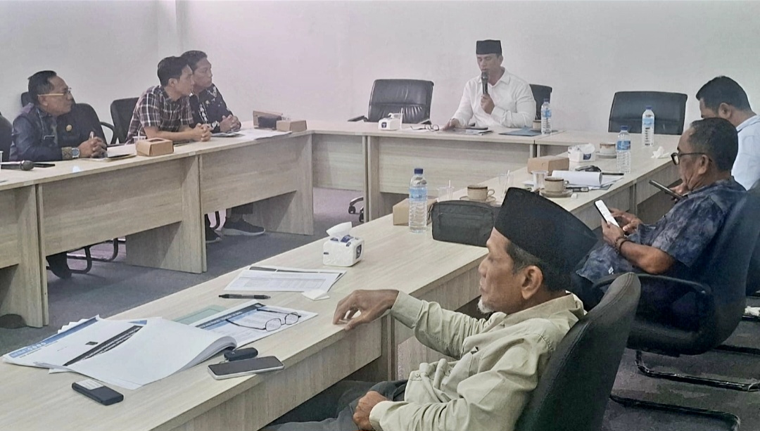 Komisi IV DPRD NTB menggelar rapat kerja dengan Dinas PUPRPKP NTB, Kamis (22/1). DPRD menyoroti penurunan kemantapan jalan provinsi di Pulau Lombok dan Pulau Sumbawa.