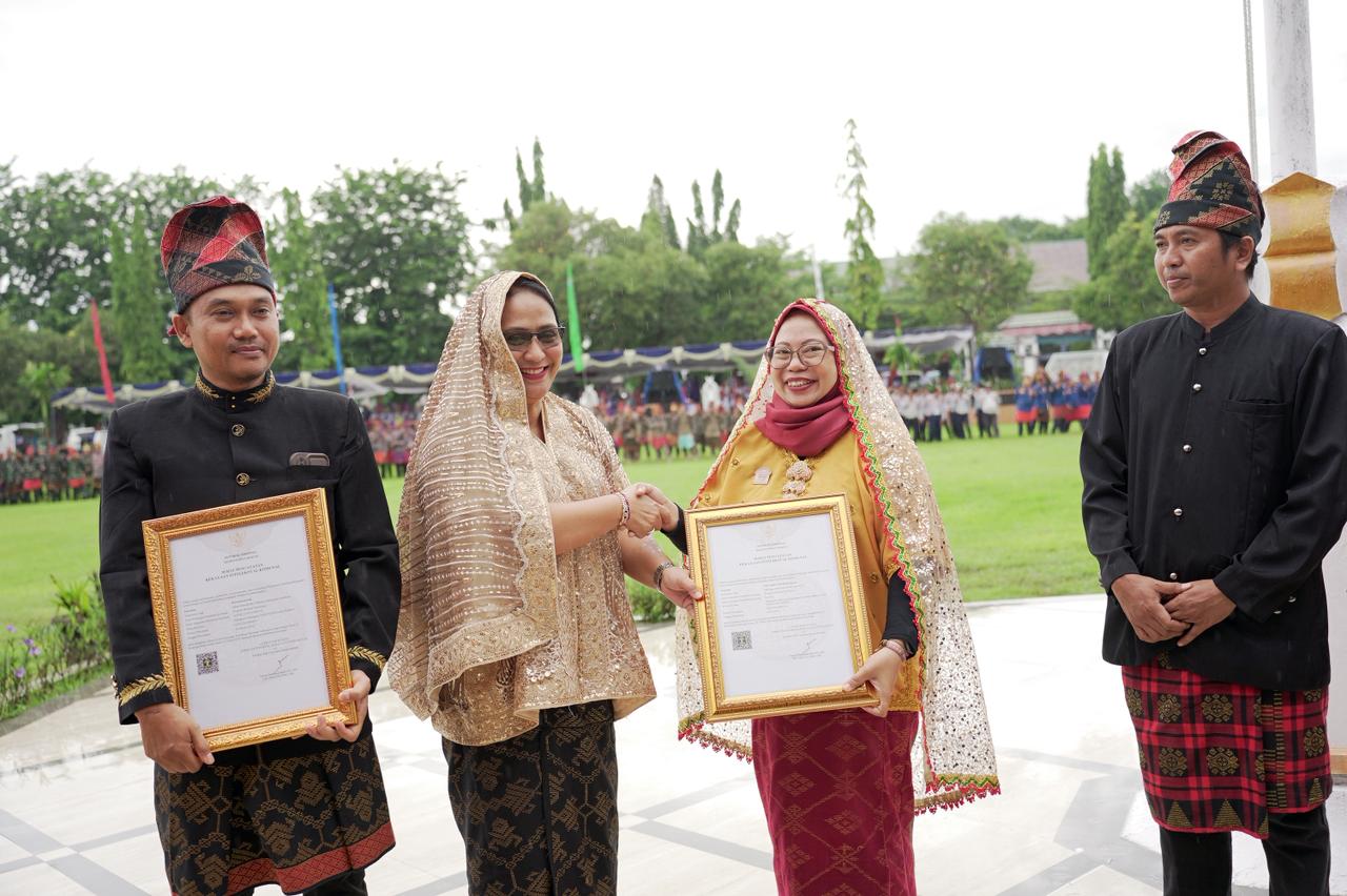 Kepala Kanwil Kemenkum NTB I Gusti Putu Milawati menyerahkan sertifikat KIK tiga budaya Sumbawa sebagai perlindungan warisan budaya daerah.