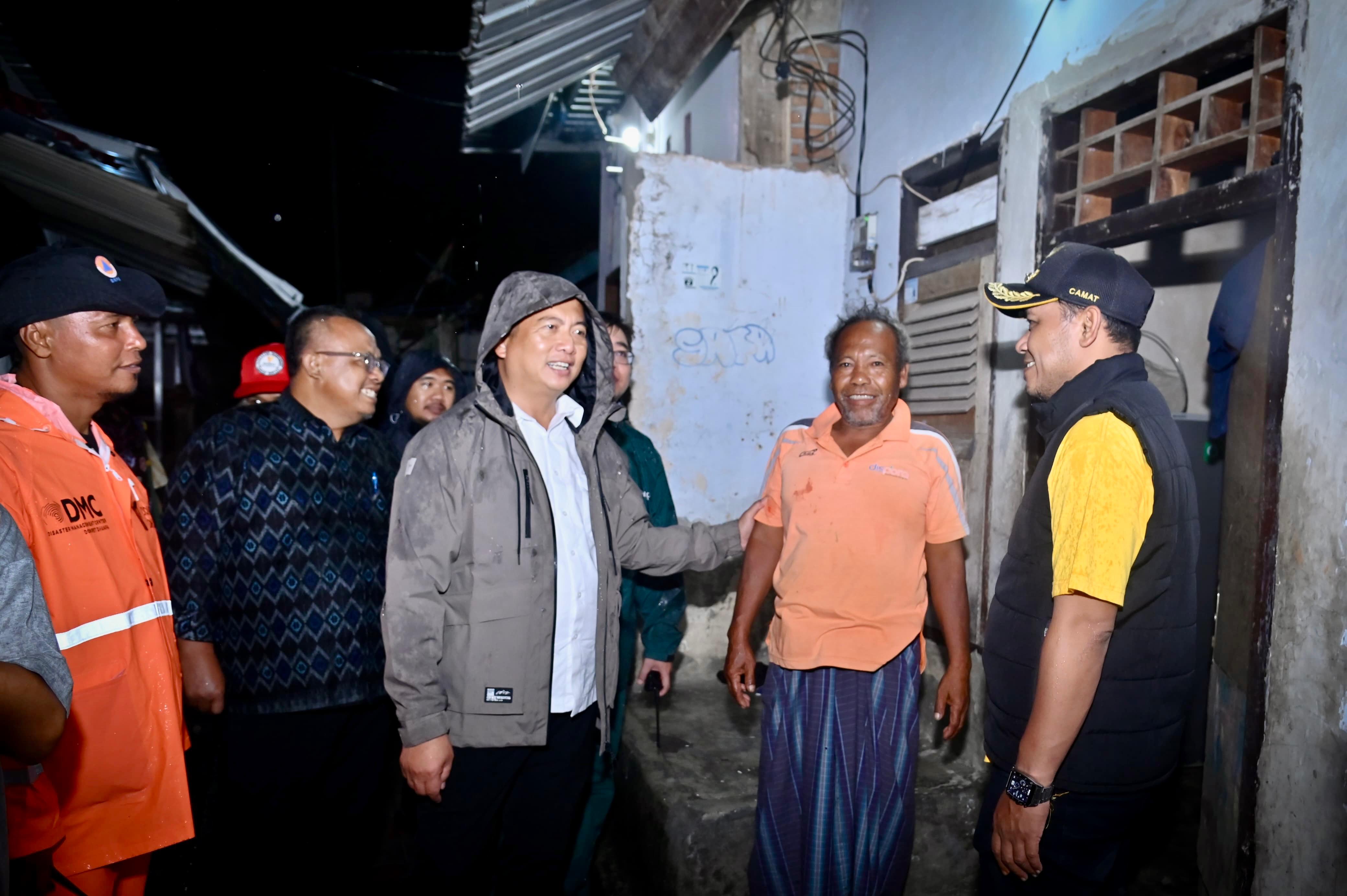 Gubernur NTB Lalu Muhamad Iqbal meninjau langsung kondisi banjir akibat abrasi di kawasan Bintaro, Ampenan, Kota Mataram, Kamis malam (26/1).