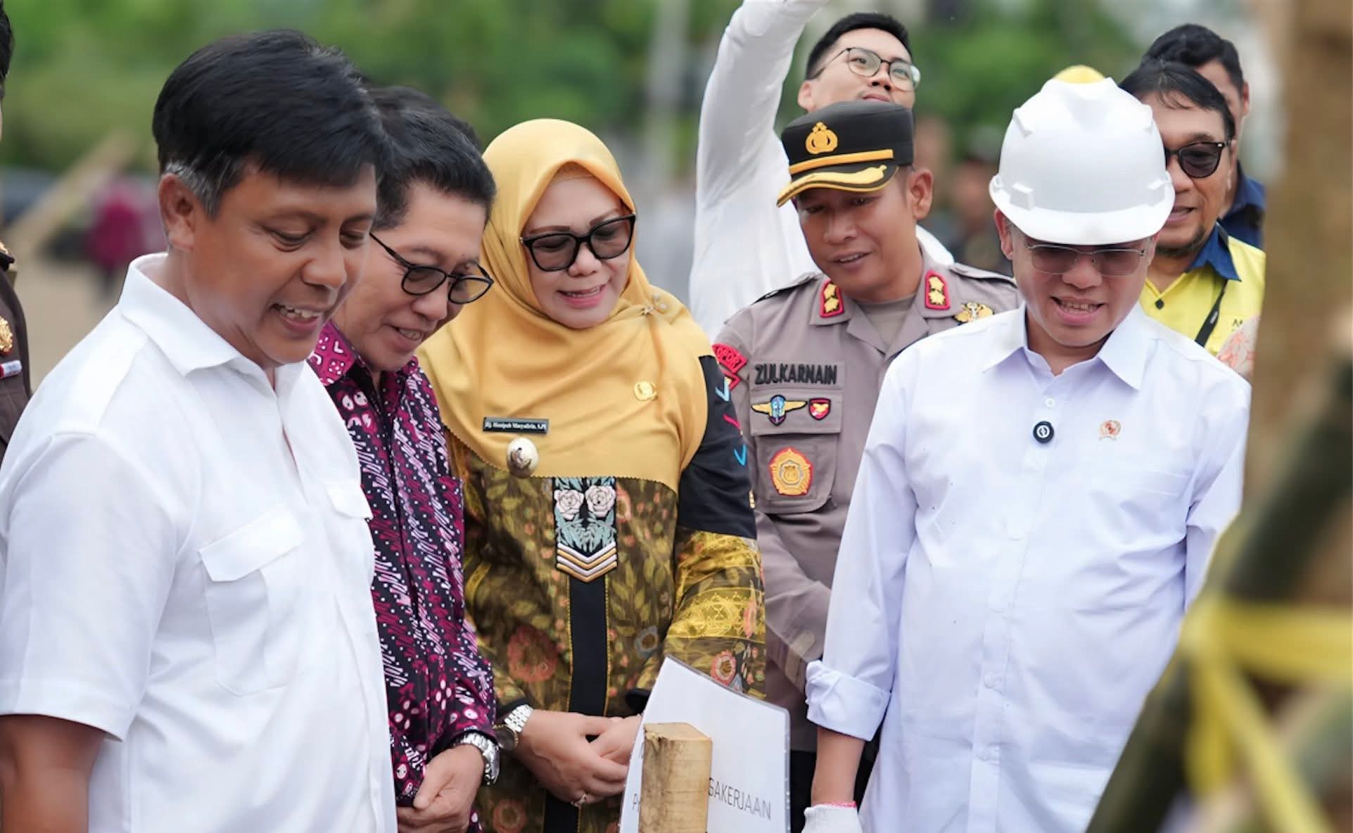 Menaker Yassierli (kanan) didampingi Bupati KSB Amar Nurmansyah (kiri) dan Wabup Hanipah (tengah) saat kunker ke KSB, Kamis (22/1).
