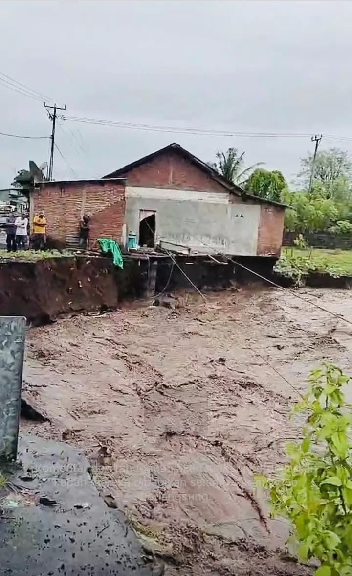 Rumah salah satu warga Desa Doropeti rusak diterjang banjir, Kamis (22/1).