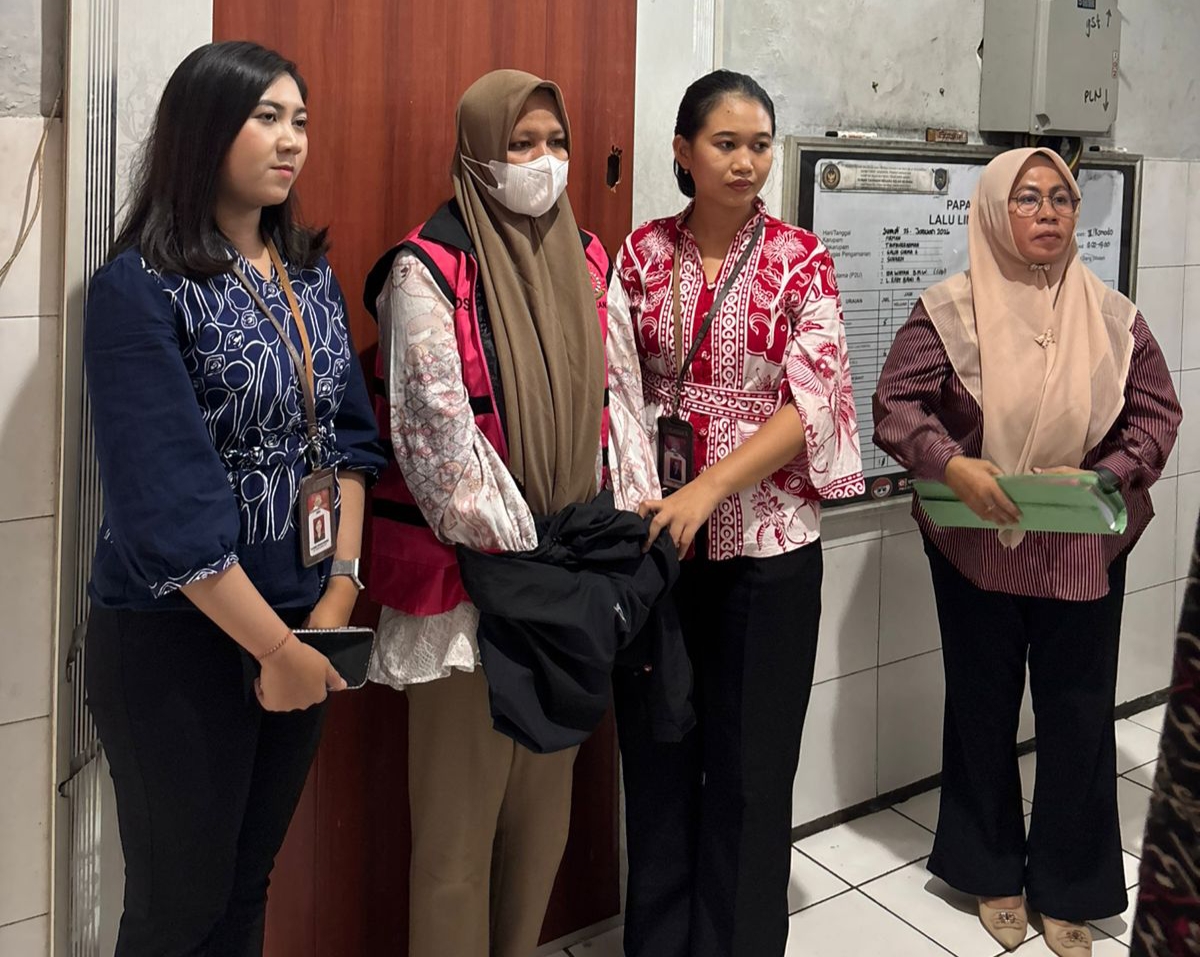 Kejari Bima menahan tersangka Fifi Fatimah (dua kiri), Jumat (23/1).